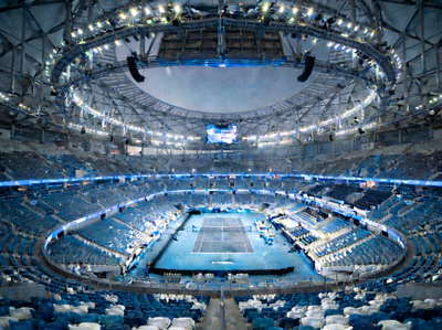 现代化体育场馆内部全景，观众席与赛场一览无余