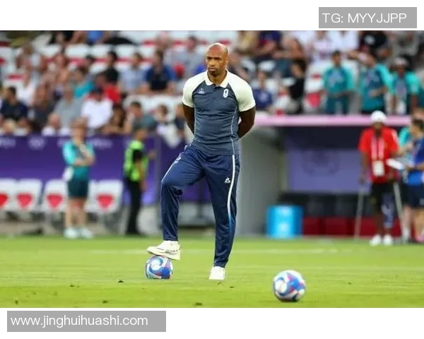 足球明星穿戴手套踢球瞬间的精彩图片展示与分析